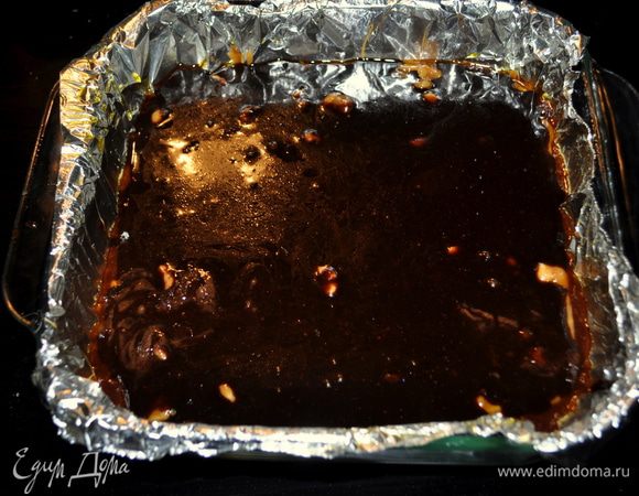 В микроволновой посуде  растопить шоколадные чипсы в микроволновке на 2 или 2 1/2 мин. пока они полностью не растопятся. Вылить поверх карамельного слоя. Дать остыть и прикрыв поставить в холодильник на 3 часа.