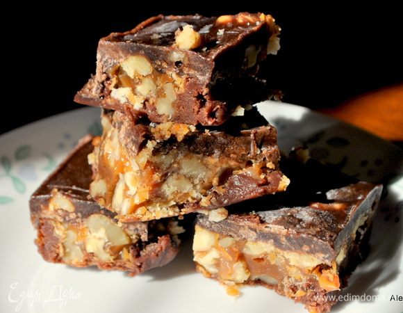 Готовый фадж разрезать на порционные кусочки квадратики. Держать в контейнере в закрытом виде /я держу в холодильнике/.