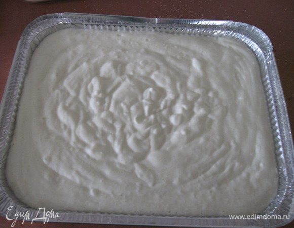 Выложить полученную массу в смазанную и посыпаную манкой форму