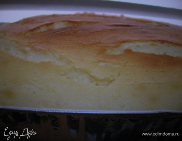 Выпекать при 160 гр 1 час 30 мин. Если верх начнет подгорать,прикрыть бумагой для выпечки.После 1.30 мин торт еще колышется( это нормально), охлаждаем при комнатной температуре и ставим в холодильник на2-3 часа.