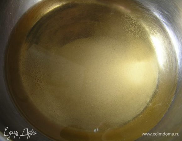 Желатин замочить в воде до набухания. Шампанское подогреть с сахаром до полного растворения кристаллов сахара, снять с огня. Добавить желатин, перемешать до полного растворения кристаллов желатина, влить виноградный и лаймовый сок, остудить.