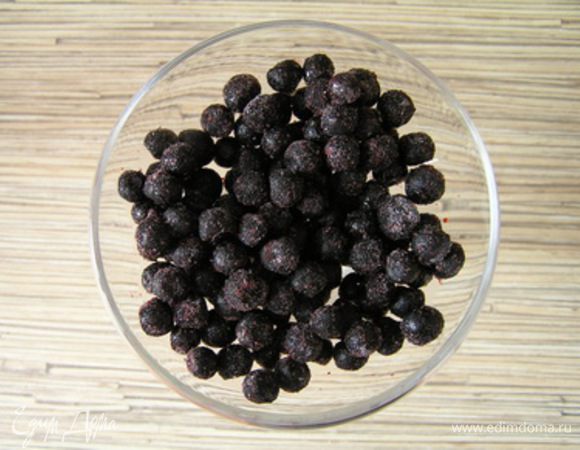Чернику не размораживая разложить по креманкам,