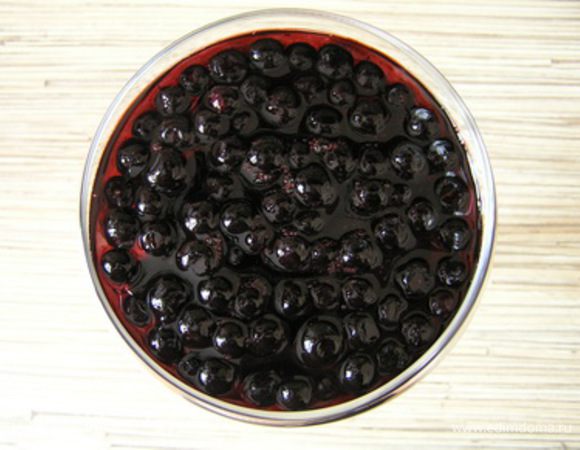 залить приготовленным желе, убрать в холодильник до полного застывания.