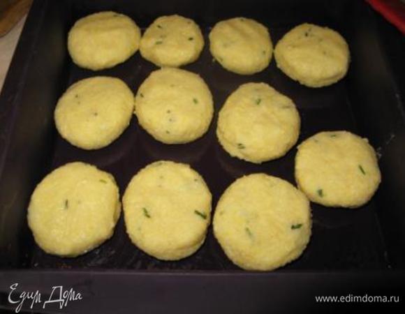 Из чуть подсоленой воды и крупы сварить кашу, остудить. Яблоко очистить от кожуры и семян, натереть на мелкую терку. Через пресс выдавить чеснок, листики розмарина мелко порубить. Добавить все в пшенку. Также добавить заварку и оливковое масло. Все вымесить. Влажными руками сформировать шарики, приплюснуть немного. Духовка 200 гр мин 25, до золотистости. У меня форма силиконовая, я не смазывала.