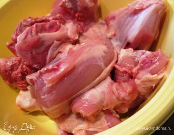 Курицу разделать на небольшие кусочки.