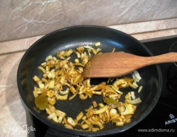 В сковороде с толстым дном разогреть масло. Положить в масло 3 лавровых листа, куркуму и корицу, перемешать. Через пару минут добавить некрупно порезанные лук и чеснок. Пассеровать до прозрачности, НЕ зажаривать.