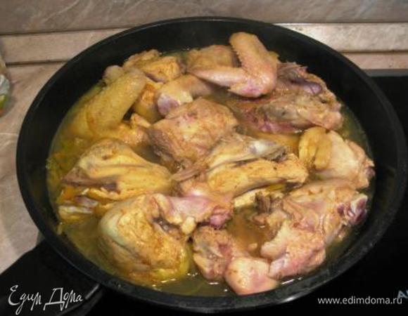 Выложить в сковороду курицу. Подержать по паре минут с каждой стороны. НЕ зажаривать. Блюдо ароматное и нежное, сюда "не просится" зажаристая корочка. Влить бульон.