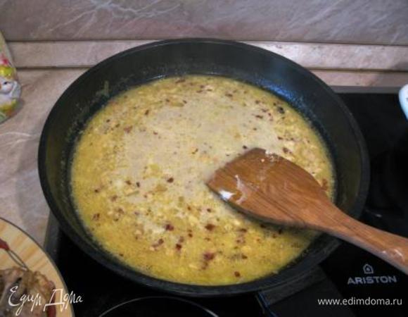 Закипятить, посолить, поперчить и на медленном огне под закрытой крышкой готовить курицу 50 минут. Если у Вас филе, порезанное кусочками, достаточно 30 минут. За это время куски перевернуть 1 раз. Достать курицу на блюдо. В сливках развести крахмал, добавить половник бульона, в котором готовилась курица, перемешать до однородности и вылить обратно в сковороду к остальному соусу (я на всякий случай вливала через сито). Хорошо перемешать, всыпать измельченный фундук и варить до загустения 5-7 мин.