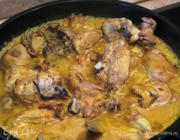 Вернуть курицу и готовить еще 5 мин. Выключить и дать постоять под крышкой 15-20 мин. Подавать с гарниром или салатом. У меня отварной рис, с таким кремовым соусом замечательно. 