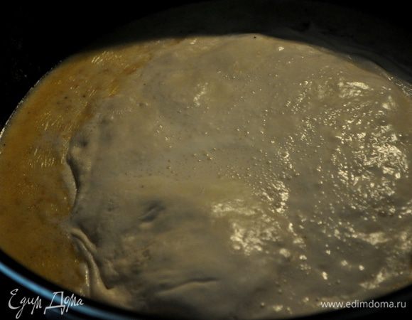 На сковороде растопить слив.масло. Добавить муку перемешать,соль и перец.Снять с огня.Вылить молоко,добавить ,если есть луковую специю,сух.горчицу и вустер.соус.