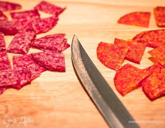 Нарежьте салями.