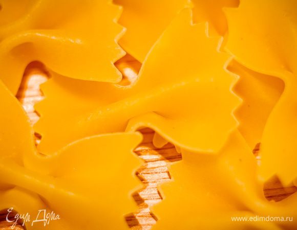 Отварите бантики в достаточно соленой воде с добавление 1 столовой ложки оливкового масла.