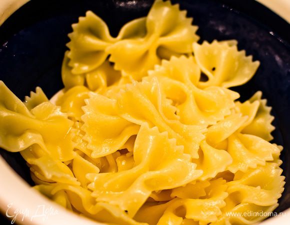 Не разваривая их, откиньте на дуршлаг.