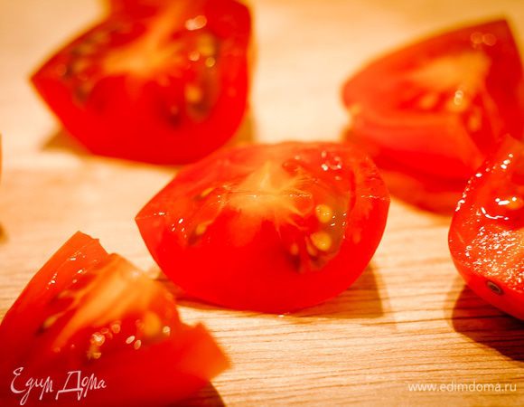 Помидоры промойте и порежьте.
