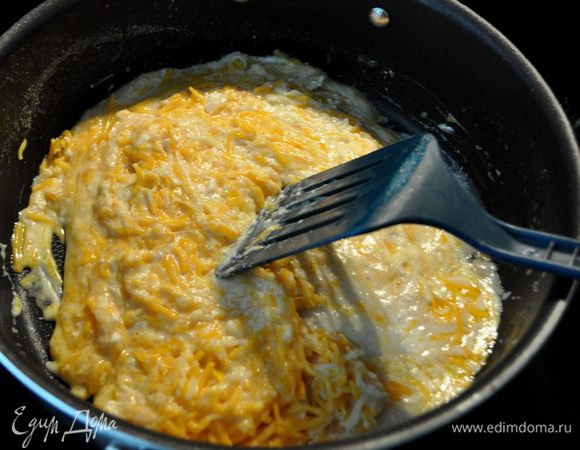Готовить на сред.огне.Выложить сыр ,готовить пока он весь не разойдется.