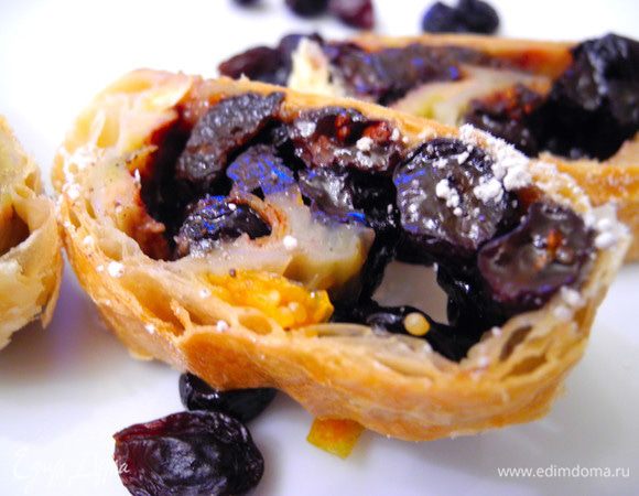 Завернуть рулетиком и выпекать при температуре 210-220 градусов минут 20 до подрумянивания. Ооочень вкусно!