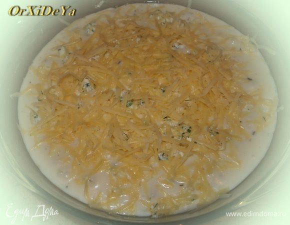 Соус: В небольшой кастрюле нагреваем молоко и растапливаем в нём сливочное масло. Осторожно помешивая добававляем муку, следим, чтобы не образовалось комков. Постоянно помешиваем до образования густого  соуса. Заливаем конкильони соусом, посыпаем тёртым сыром.
(Я в соус добавила немного соли, смесь перцев и травок сухих для аромата.)