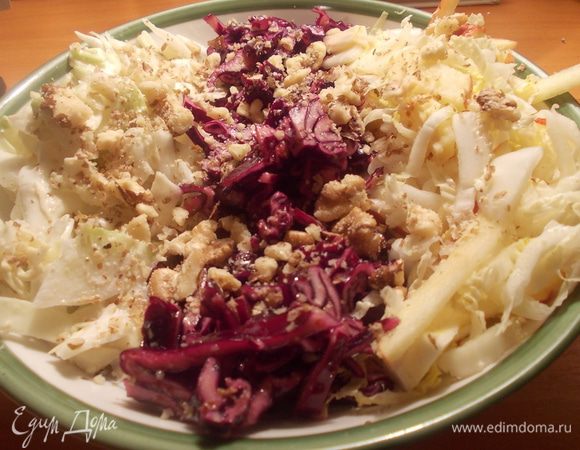Нашинковать красную капустку и полить  уксусным соусом,для этого развести горчицу в винном уксусе,с ч.л.сахара добавить оливковое масло,присолить,поперчить и взбить.Далее нашинковать белую капустку и полить соусом из сливок,для этого смешать сливки с горчицей,присолить.Затем я нарезала пекинскую капустку,добавила яблочка,полила соком лимона и посыпала цедрой.Выложила все капустки на блюдо,не перемешивая,и в холодильник на часок настояться,посыпала грецкими орешками и готово наше трио.;-)