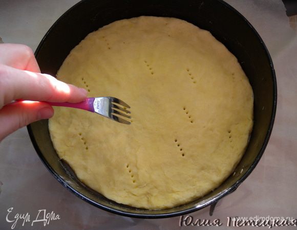 Перенести в форму (подправить размер). Проколоть тесто в местах вилкой. Выпекать 15 минут. Остудить. 