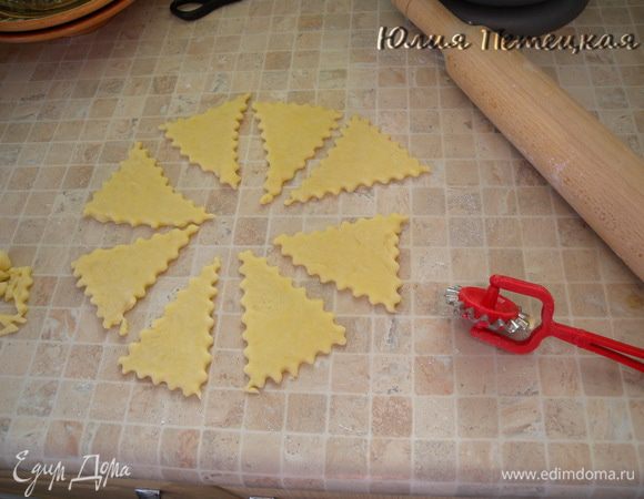 Я после холодильника отщипнула немного теста (как куриное яйцо) и сделала из него печеньки для украшения. 