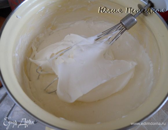 Крем-начинка.Размочить 16 г желатина. Перемешать йогурт с кленовым сиропом. Йогурт у меня самодельный. Смешать желатин с йогуртом ( по всем правилам). Поставить в холод. 