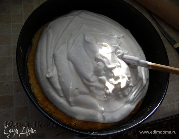 Как только крем начнет застывать, хорошо взбить в отдельно посуде сливки и подмешать их к йогуртовой массе. Поставить корж в разъёмную форму и залить кремом. Поставить в холодильник. 