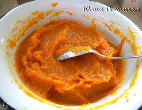 остудила и протерла через сито. Желатин смешать с мякотью (по правилам). 