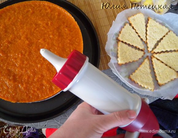 Для украшения. (Печеньки. Взбитые сливки, мята, корица. Можно просто выложить фруктами и залить желе для торта (специальным)). Отсадить взбитые сливки. На них установить печеньки. Я что-то немножко замечталась и сделала "базы" только под 6 печенек (а нужно 8). Таким образом торт получился не на 18 порций а на 12 :-))