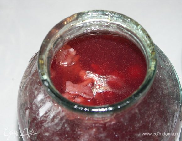 Отмеряем в миску малиновое желе,