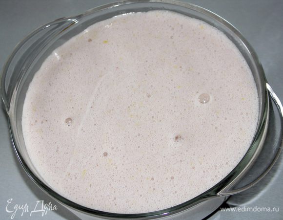 добавляем соду и перемешиваем вилкой(сразу пошла пузырьковая реакция,сода погасилась).Туда же отправляем яйца и растительное масло.Всё тщательно перемешиваем.