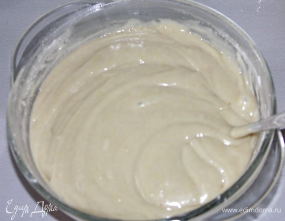 Постепенно всеиваем муку и тщательно перемешиваем избегая образования комочков.