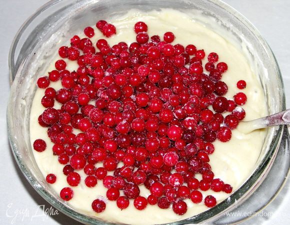 Добавляем смородину(не размораживая).Преремешиваем.Тесто должно постоять мин.10Прекладываем в смазанные формочки(у меня получилось 12 шт)и выпекаем в разогретой до 180С духовке около 20мин(точнее ориентируйтесь по своей печке).