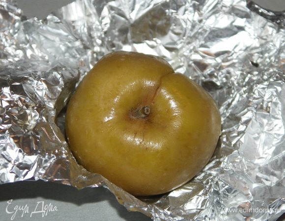 Яблоко я запекала отдельно,но думаю можно смело всё в одной посуде запечь.