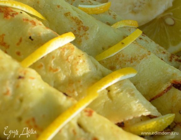 Бананы размять , добавить сливочное масло, сахарную пудру, сок и цедру лимона и перемешать. Выложить на каждый блинчик по 1 – 2 ст.л. начинки, свернуть трубочкой. Поместить в смазанную маслом форму и запекать при 190 градусах 15 минут. МИР ВАМ!