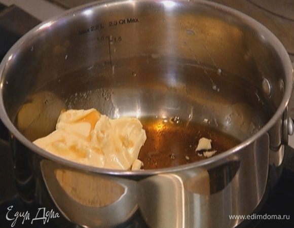 Сливочное масло соединить в небольшой кастрюле с кленовым сиропом и поставить на огонь.