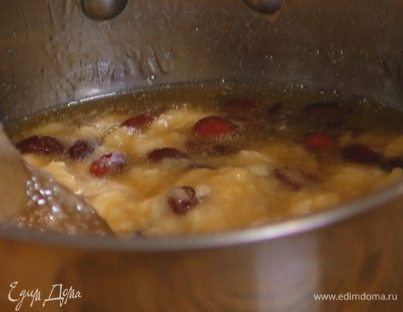 Пюре из бананов выложить к маслу с клюквой, посолить и перемешать.