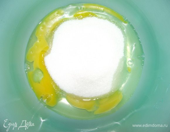 Взбить яйца с сахаром и солью. 