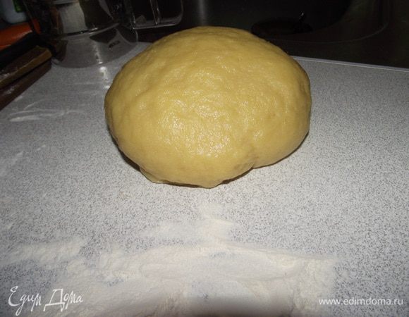 Замесить гладкое эластичное тесто. Помесить руками. 