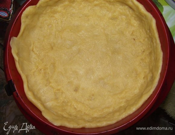 Тесто распределить по форме. И отправить в морозилку пока делаем начинку.