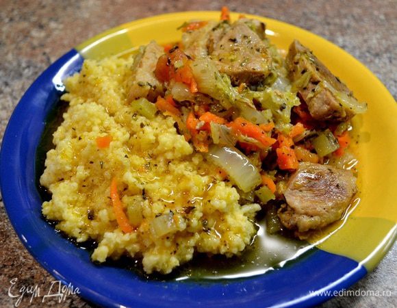 Пшённая каша с рагу.
Промываем пшённую крупу и заливаем кипятком на 20мин.и оставляем прикрытой.В это время нарезаем мясо свинины и обжариваем с2х сторон добавляем морковку на тёртую на тёрке,порезанные стебли сельдерея,помидоры накрываем крышкой и тушим...И так... сливаем с пшёнки воду(это мы делаем чтоб убрать небольшую горечь из крупы ей присуще) добавляем нового кипятка и ставим варится до готовности.В наше рагу добавляем порезанные листья пекинской капусты,соль, базилик,петрушку,чёрн.перец молотый,лук,чеснок,закрываем крышкой и доводим до готовности.Подать на тарелочке с одной стороны пшённую кашу,с другой наше рагу,полить подливкой от рагу.На приготовление блюда ушло немного меньше часа....а как вкуснооо)))Ешьте полезнейшую пшённую кашу!!!)