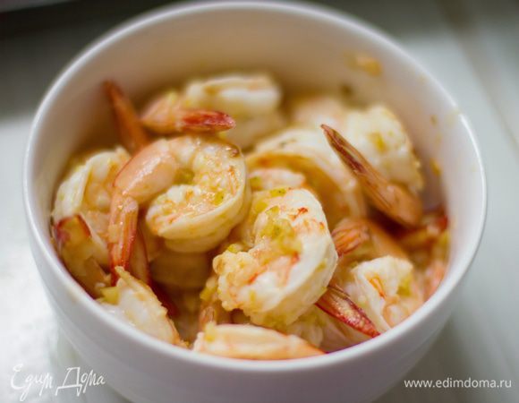 Креветки очищаем от головы и чистим спинку, оставляем хвостик. Поливаем их оливковым маслом, добавляем немного тертой цедры лимона, перемешиваем. Обжариваем креветки по 1 минуте на каждой стороне, выкладываем в глубокую тарелку и накрываем крышкой, чтобы сохраняли тепло. Жидкость от креветок оставить на сковороде.