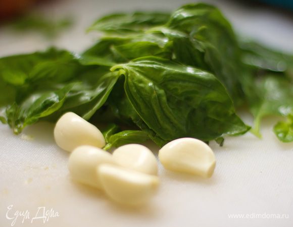 Базилик + чеснок рубим мелко (желательно в блендере), соединяем с оливковым маслом (2-3 ст. л), выливаем смесь в помидоры. Мммммммммммм — аромат!