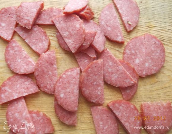 Порезать колбаску полукольцами.