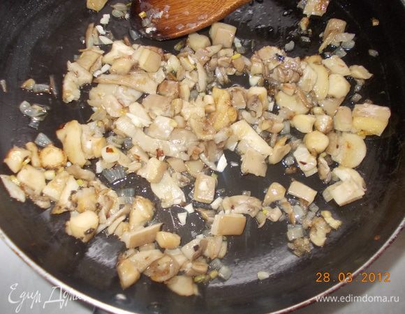 Грибы обжарить на оливковом масле с долькой чесночка.
