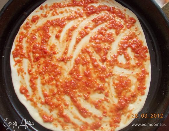 Тесто раскатываем и укладываем на противень. Намазываем томатным соусом.Я брала домашний кетчуп(Помидоры,болгарский перец,чеснок и яблочко,помолоть в блендере и проварить). Но можно использовать любой,другой соус,какой вам нравится.
