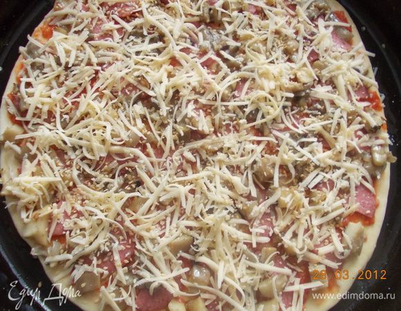 Присыпаем сверху тёртым сыром и кунжутом. Ставим в разогретую духовку на 20 мин,при 200-210 С.