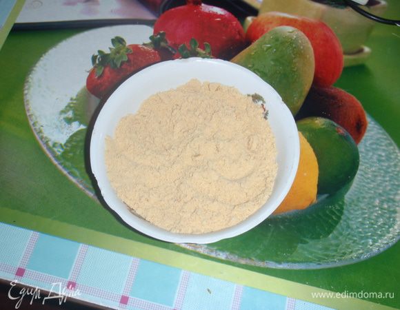 берем печенье и перекручиваем на мясорубке или комбайне чтобы вышло печенье в виде крошек


