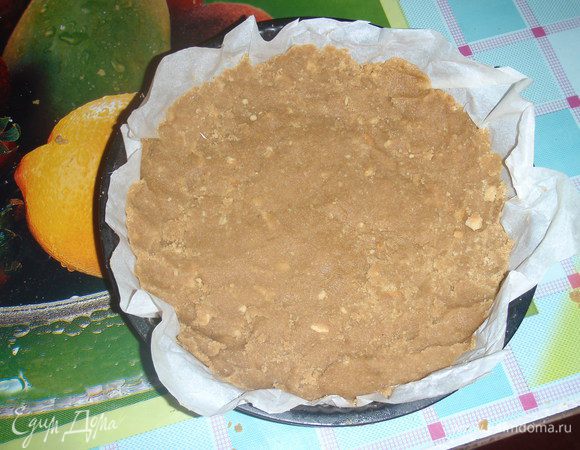 берем масло и растапливаем его в микроволновой печи или на паровой бане. Перемешиваем масло с печеньем.
Берем форму для выпечки тортов - ложем  в нее бумагу для выпечки. Берем массу с печенья и масла и выкладываем на дно  формы и формируем небольшие бортики.Помещаем форму в холодильник
