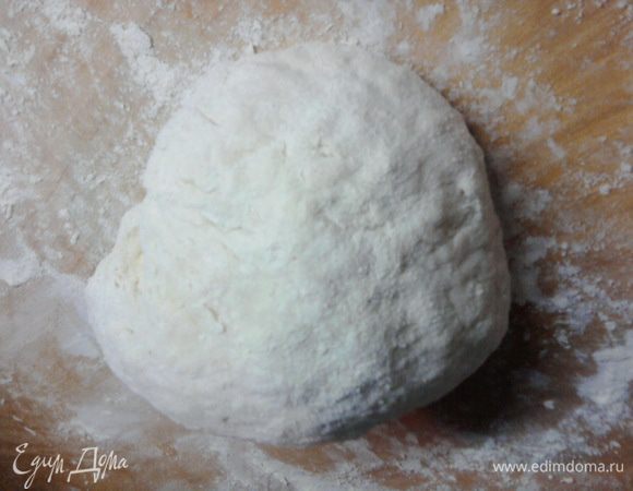 После вымешиваем на столе до эластичности. Накрываем тесто салфеткой и пусть немножко постоит. Когда потом будем раскатывать кусочки, остальное тоже должно находиться под салфеткой.