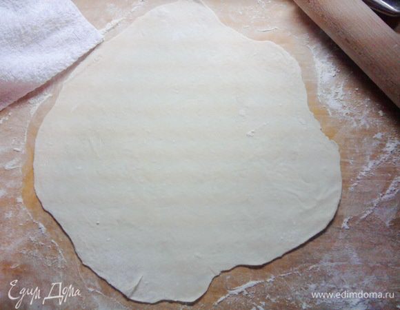 Делим тесто на 5-6 частей и раскатываем каждый о-о-очень тоненько.